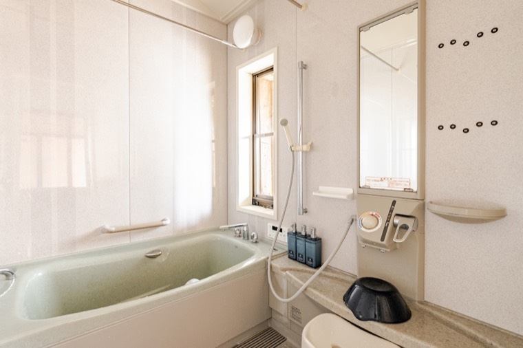 The deep Japanese-style bath