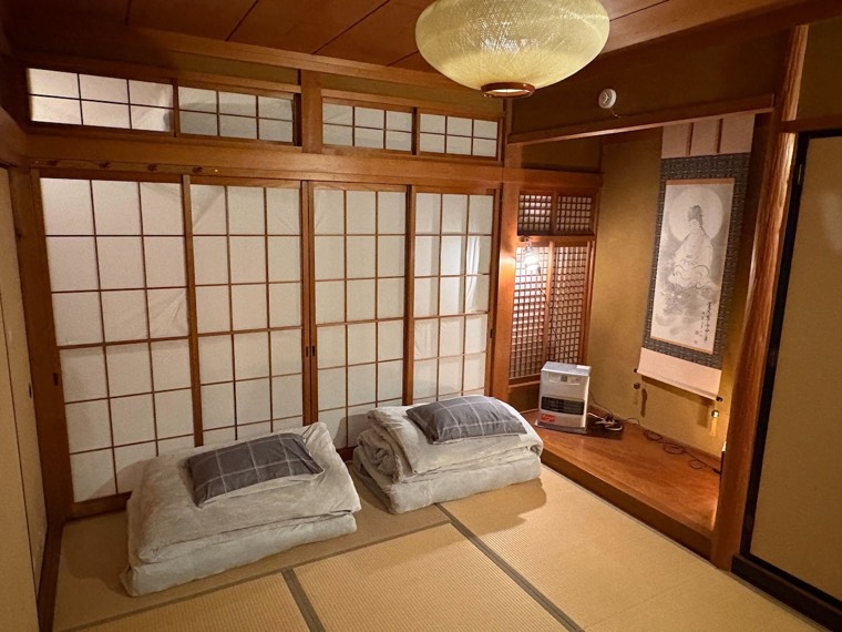 A hanging scroll in the alcove