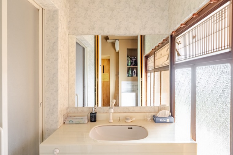 The washstand and its long mirror